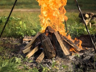 Lagerfeuer im eigenen Garten