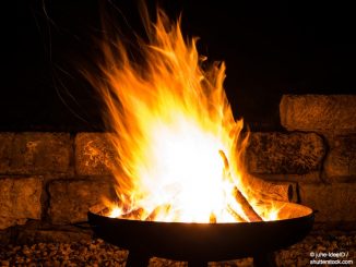 Flammen in einer Feuerschale | Bild: juhe-IdeeID shutterstock.com