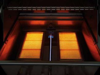 Hauptgrill mit Sizzle Zone beim Grillwagen Napoleon BiPro 825 | Bild: Napoleon