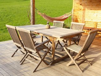 Gartenmöbel und Terrasse aus Holz (Teak)