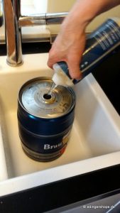 Wasser in Braufass einfuellen