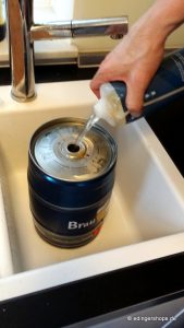 Wasser in Braufass einfuellen