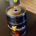 Malzextrakt wird in Fass entleert