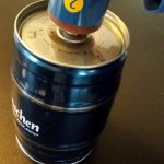 Malzextrakt wird in Fass entleert