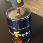 Malzextrakt wird in Fass entleert