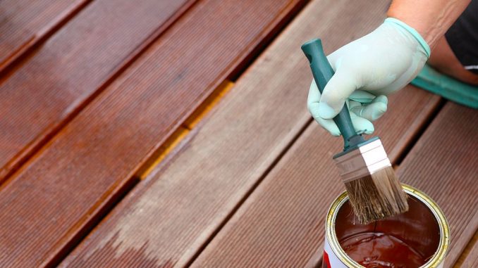 Öl als Holzschutz für Terrassendielen aus Bangkirai | Bild: fotoknips fotolia.com