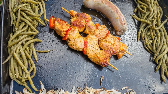 Plancha - verschiedene Sorten Grillgut zeitgleich auf einer Platte | Bild: chrisberic fotolia.com