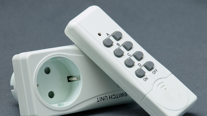 Empfänger (Aktor) und Sender: Funk-Steckdose mit Fernbedienung | Bild: buFka fotolia.com
