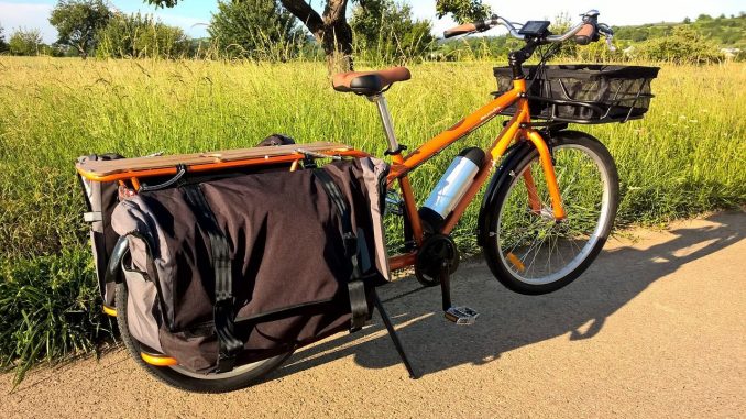 Lastenrad, einspurig, Ladefläche vorn für Korb, Ladefläche hinten mit Seitentaschen | Bild: alamana78