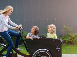 Mutter fährt Kinder im Cargobike | Bild: pikselstock stock.adobe.com