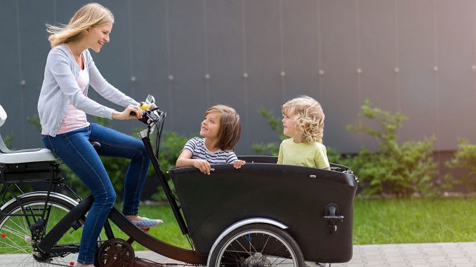 Mutter fährt Kinder im Cargobik | Bild: pikselstock stock.adobe.com