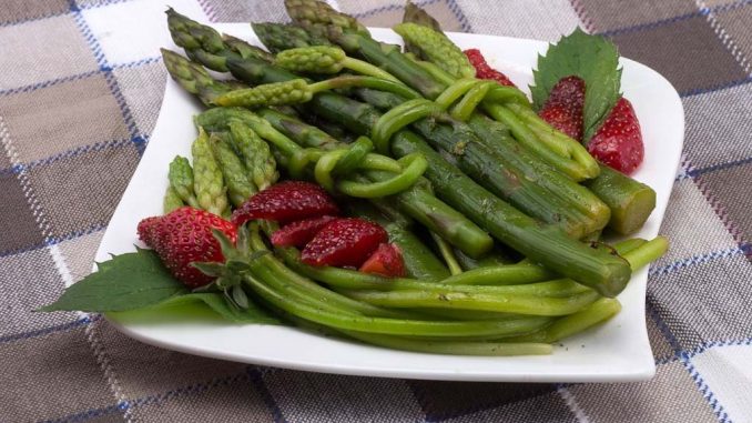 Grüner mit Spargel mit roten Erdbeeren | Bild: domeckopol