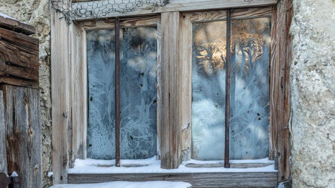 Kondenswasser am Fenster: Ursache, Bekämpfung & Gesundheitsrisiken