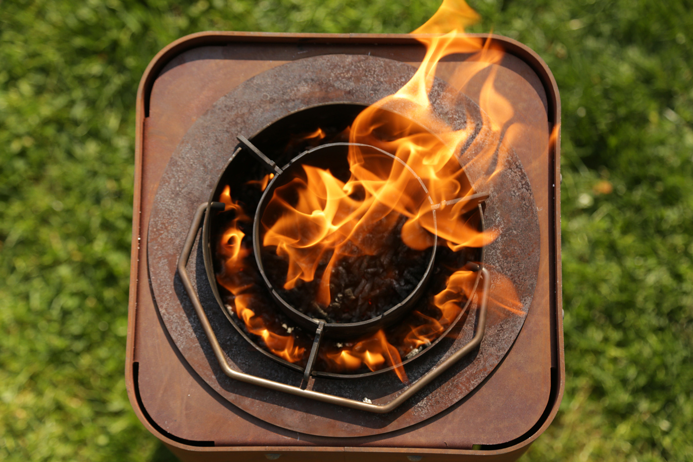 Globe Fire Patuha Outdoor-Pelletfeuer aus Cortenstahl