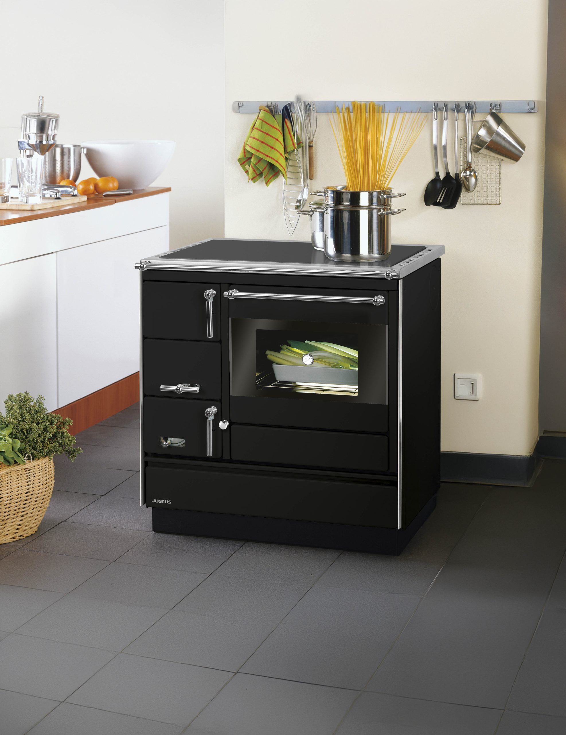 Justus Festbrennstoffherd Linz Schwarz Chrom Rechts