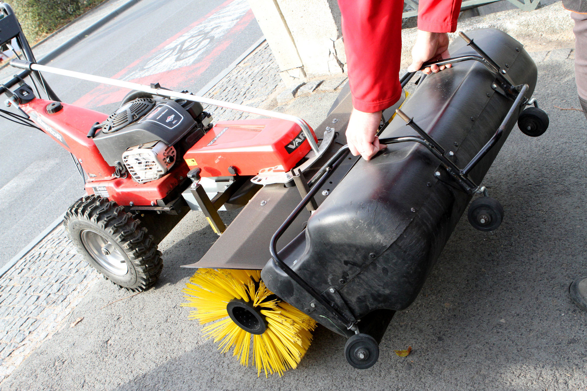 Anbau Kehrbürste RKV 1000 für Motoreinachser Raptor Breite 100cm Anbau Kehrbürste RKV 1000 für Motoreinachser Raptor Breite 100cm