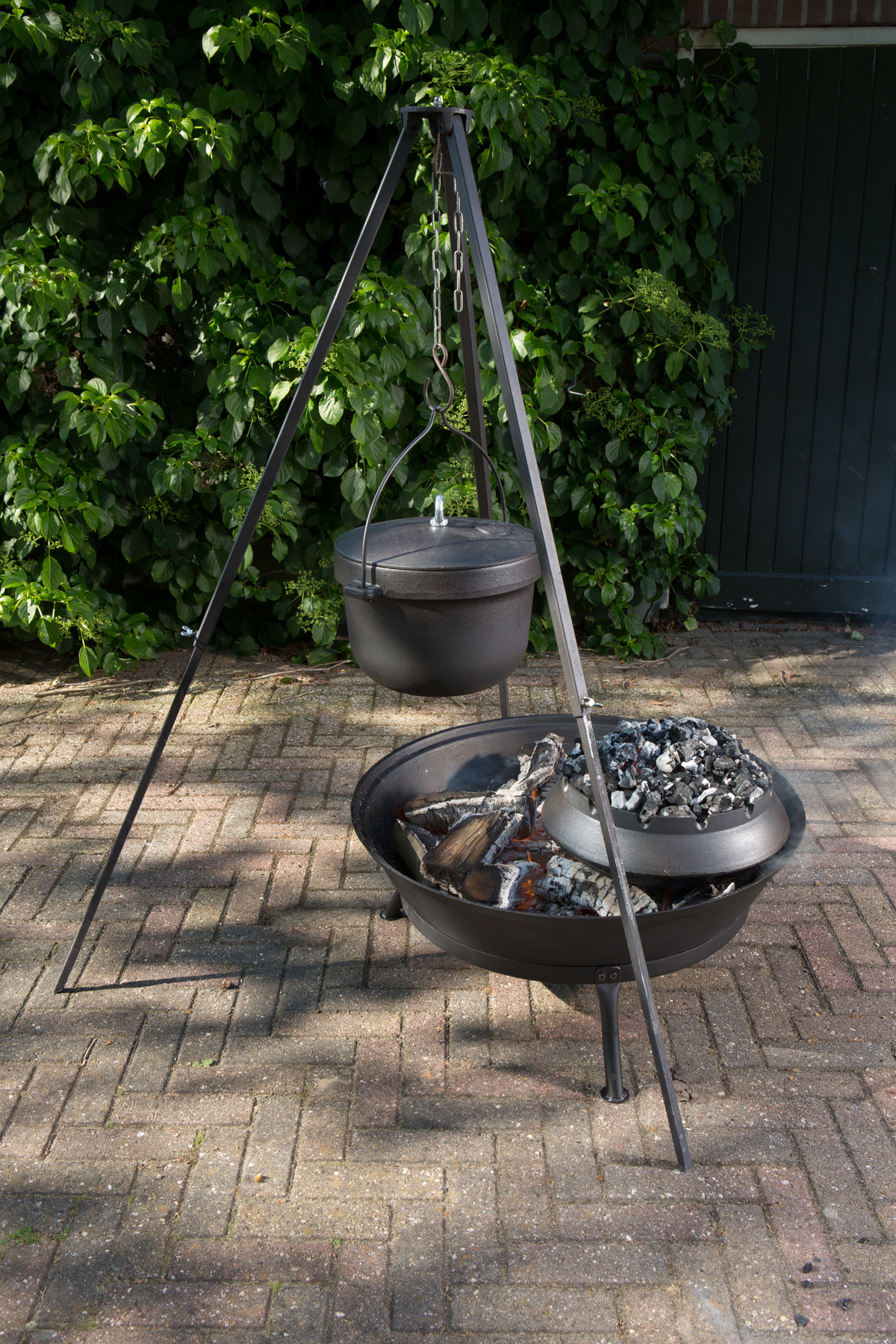 Globe Fire Edna Lagerfeuerschale Ø 75 cm aus Guss mit Grillrost