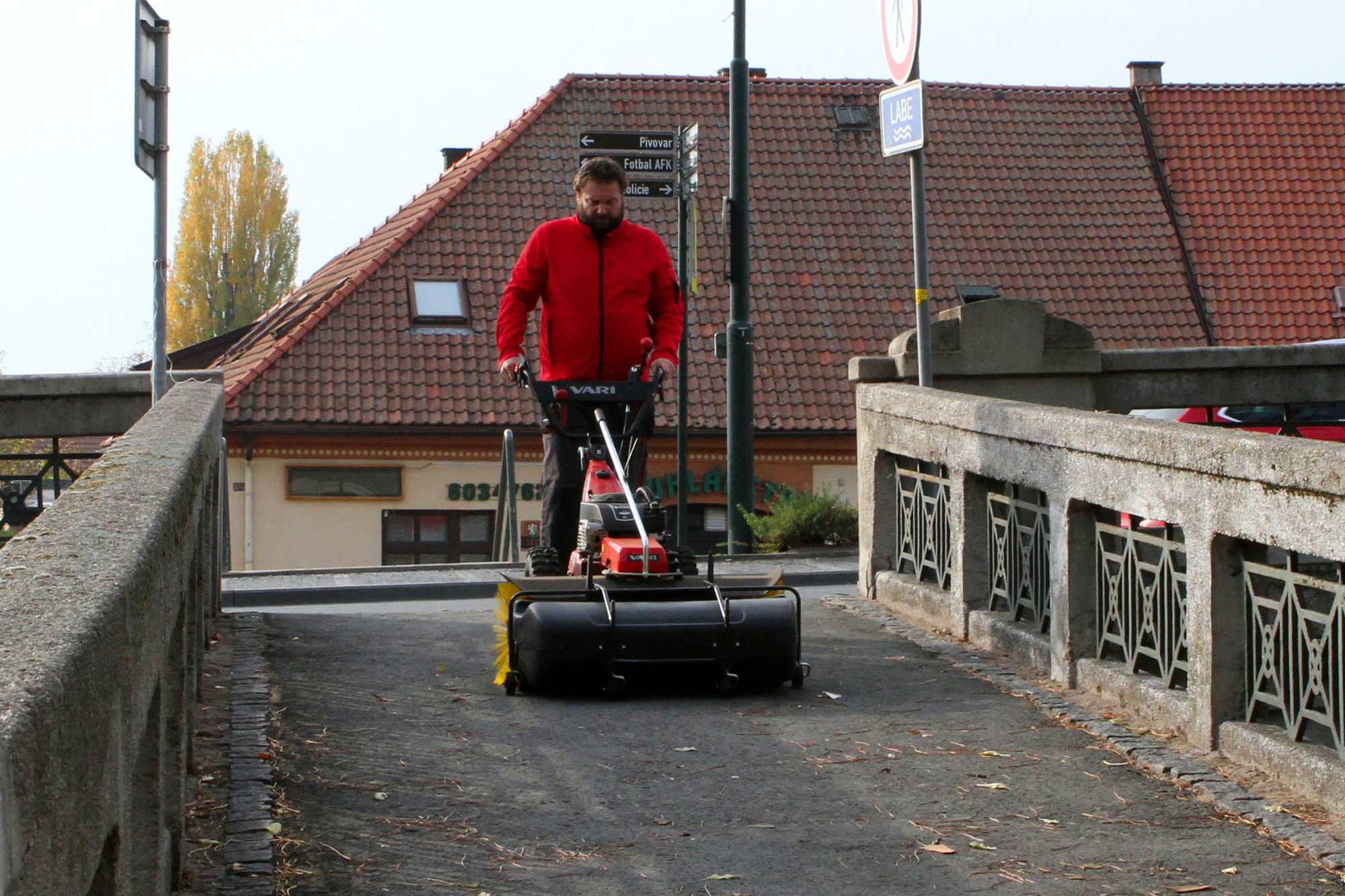 Anbau Kehrbürste RKV 1000 für Motoreinachser Raptor Breite 100cm Anbau Kehrbürste RKV 1000 für Motoreinachser Raptor Breite 100cm
