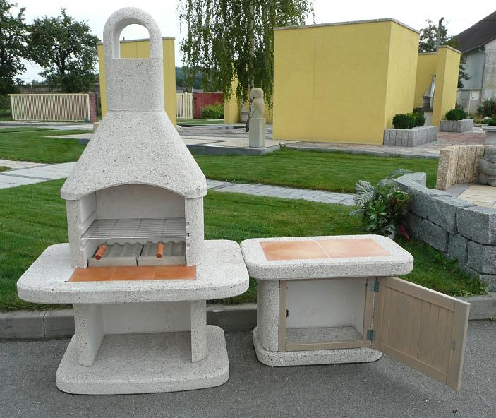 Wellfire Gartenkamin / Grillkamin Siesta weiß mit Tisch und Tür 185cm