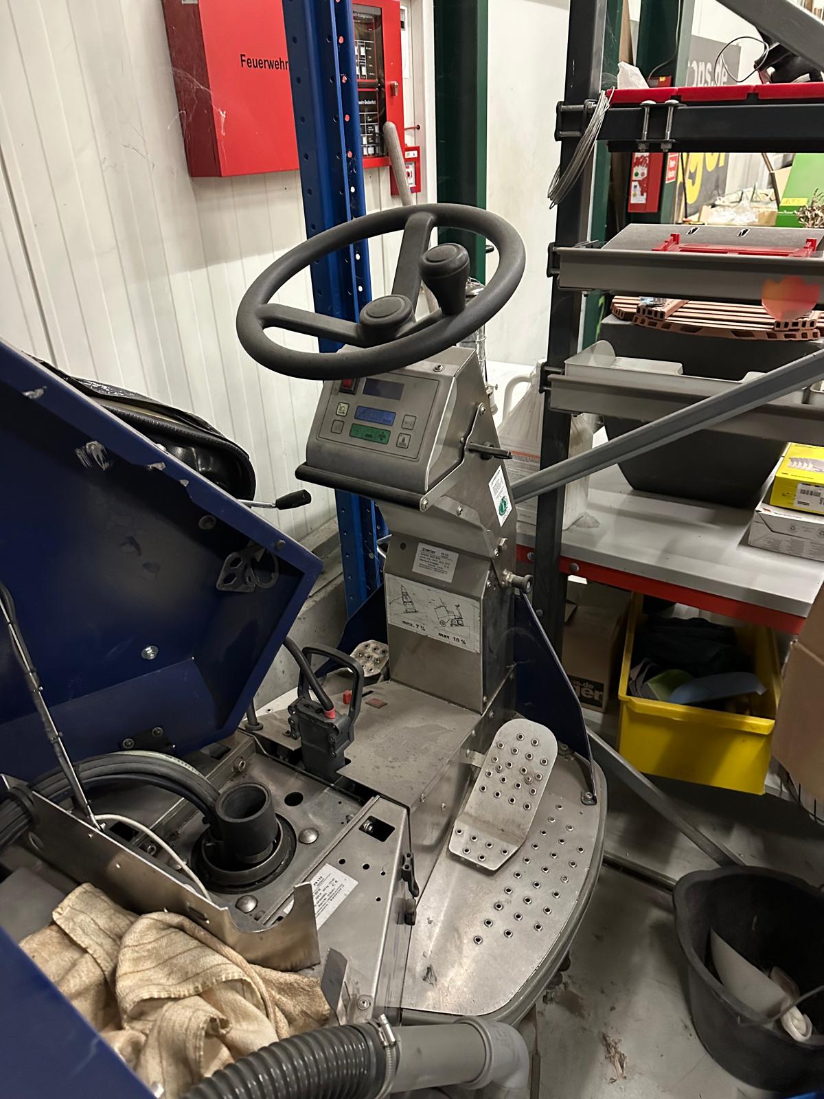 Gebraucht Aufsitzscheuersaugmaschine / Putzmaschine Hefter FS112S