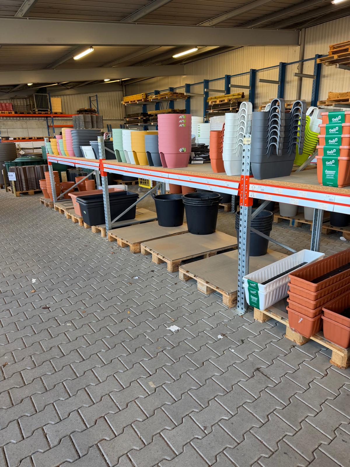 Bockregal / Arbeitstisch 1500 mm Höhe – 270 cm Breite ca. 16,2 mtr.