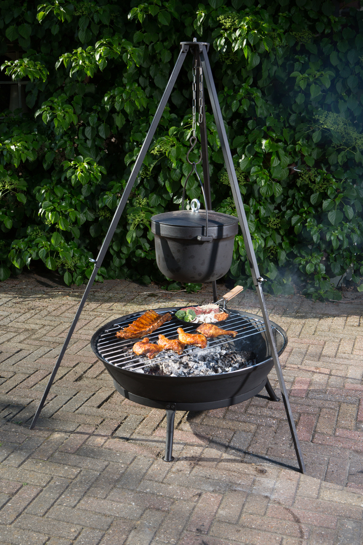Globe Fire Edna Lagerfeuerschale Ø 75 cm aus Guss mit Grillrost