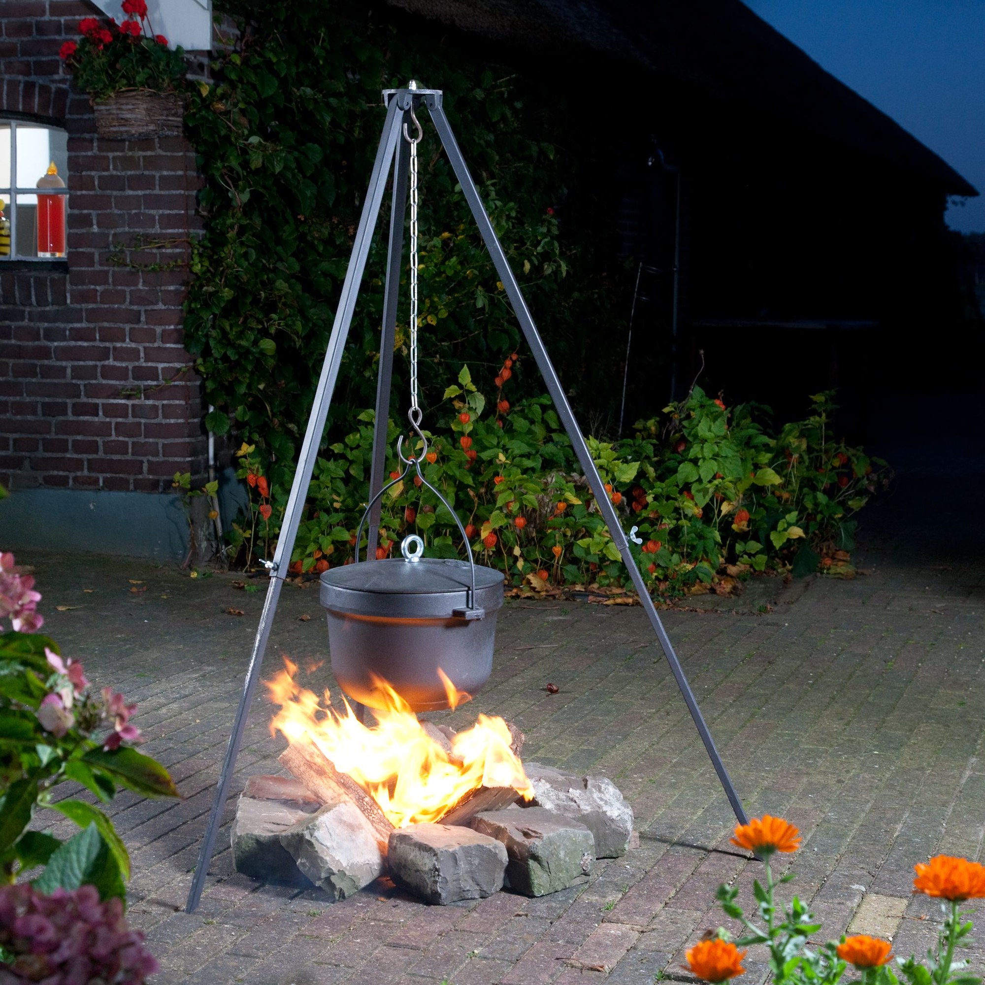 Globe Fire Edna II Lagerfeuerkessel 20 L aus Gusseisen mit Dreifuß