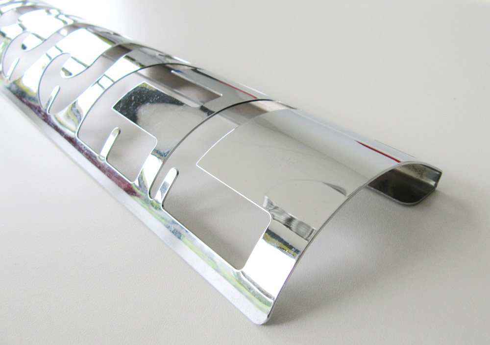 Schlüsselbrett aus Metall silber glänzend 58x10x3cm
