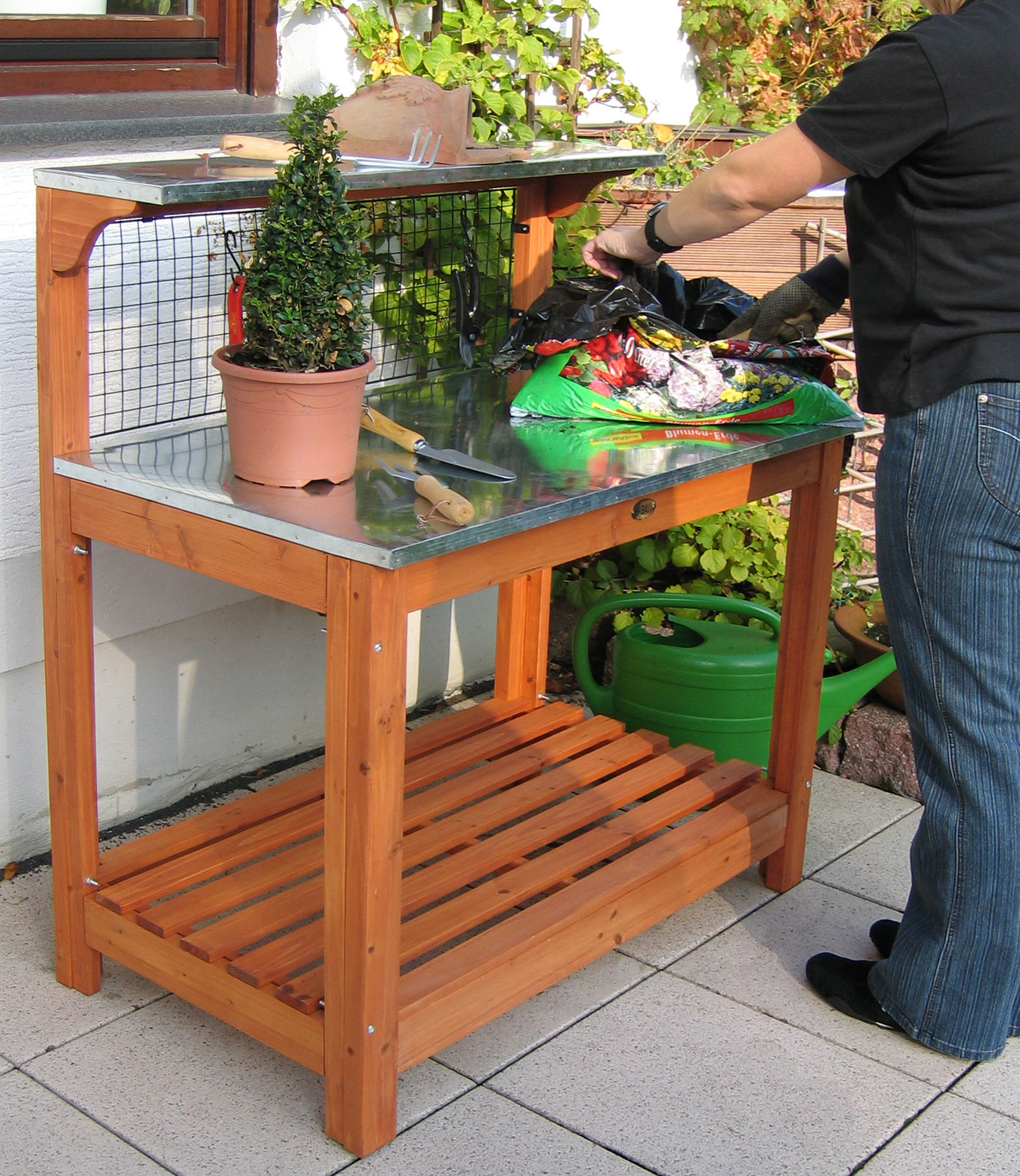 Pflanztisch Habau mit verzinkter Arbeitsplatte groß 101x55x117cm