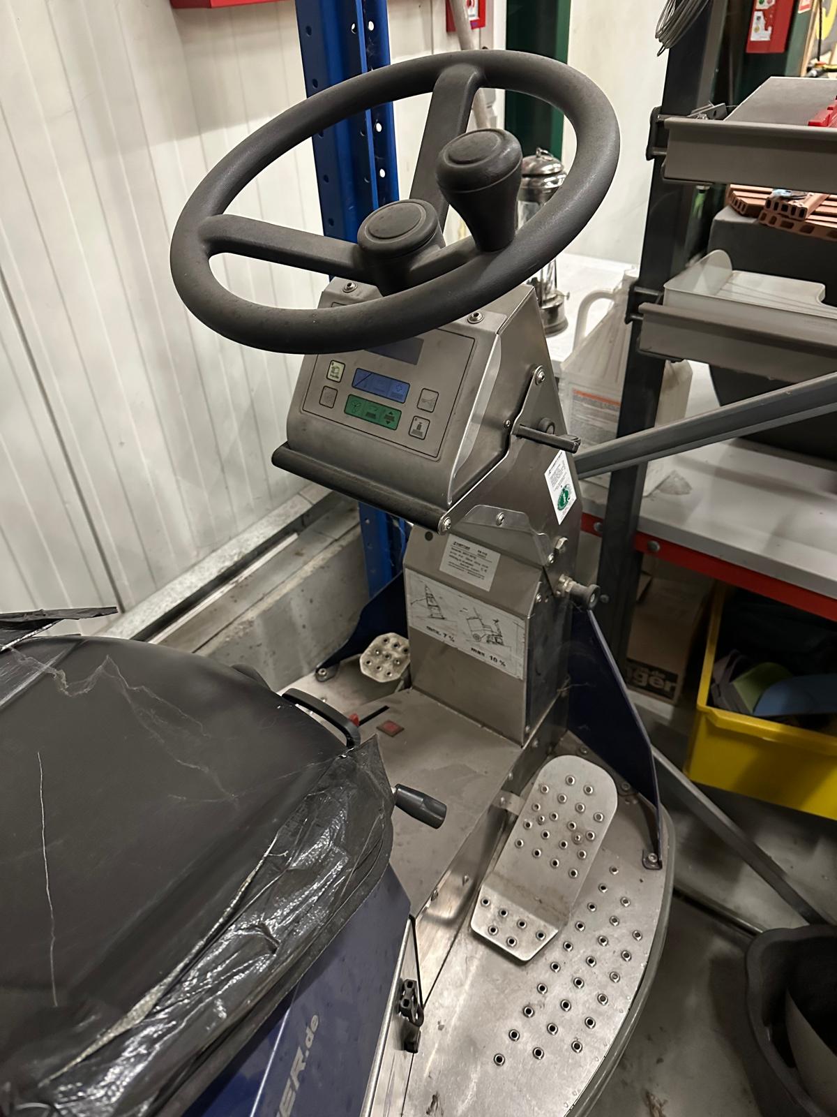 Gebraucht Aufsitzscheuersaugmaschine / Putzmaschine Hefter FS112S