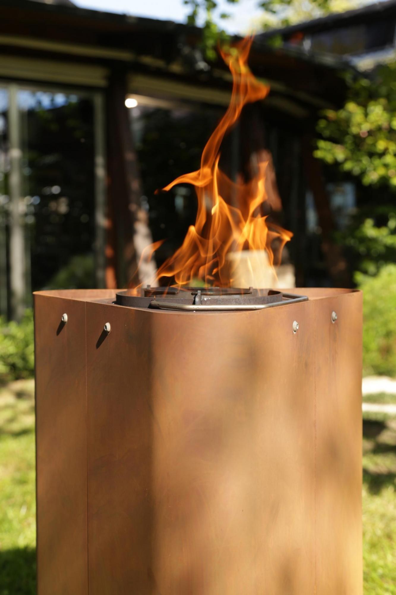 Globe Fire Santorini Outdoor-Pelletfeuer aus Cortenstahl